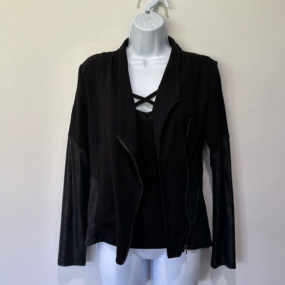 Asymmetrical black blazer - Picture 1 of 4